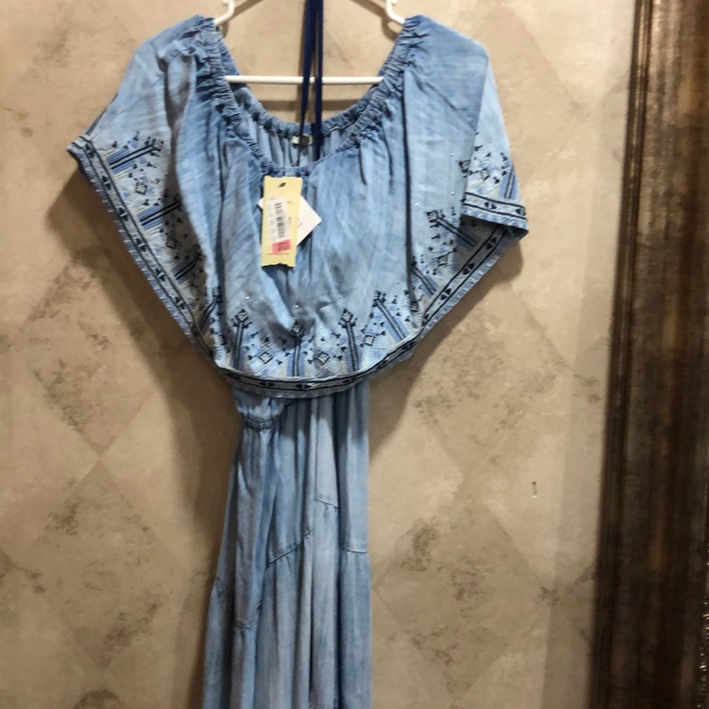 Reba Midi dress Off/On the shoulder.  NWT.  Size M